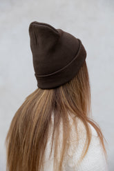 Divslāņu adīta cepure ar atlokāmu malu