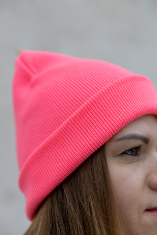 Divslāņu adīta cepure ar atlokāmu malu