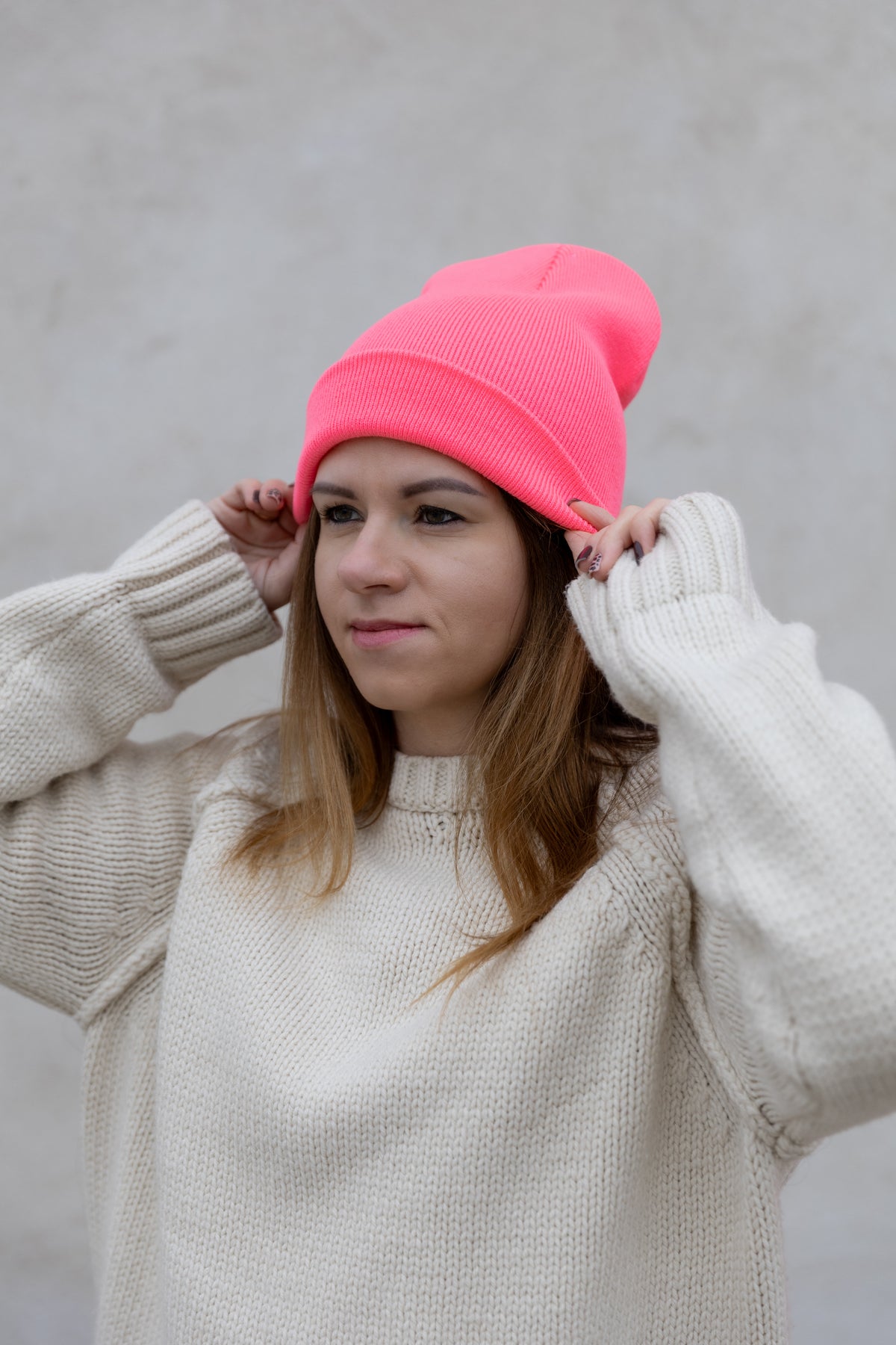 Divslāņu adīta cepure ar atlokāmu malu