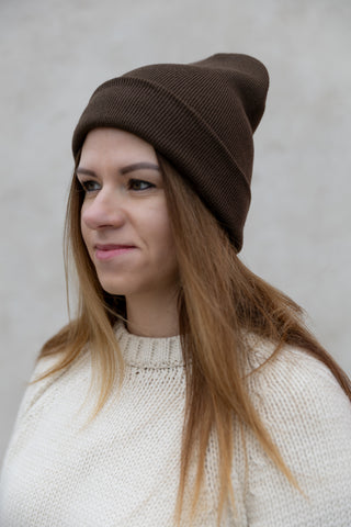 Divslāņu adīta cepure ar atlokāmu malu