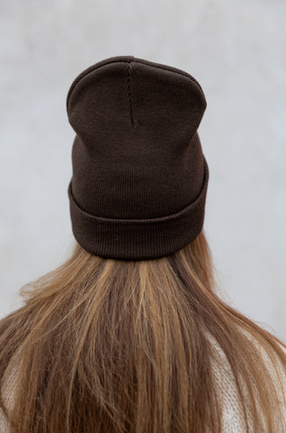 Divslāņu adīta cepure ar atlokāmu malu